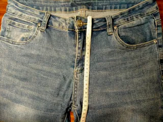 Pantalón vaquero con bordado y flecos
