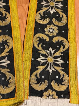 Antigua tira bordada negra y dorada