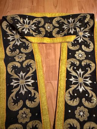Antigua tira bordada negra y dorada