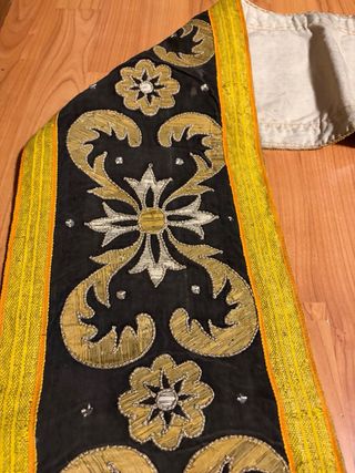 Antigua tira bordada negra y dorada