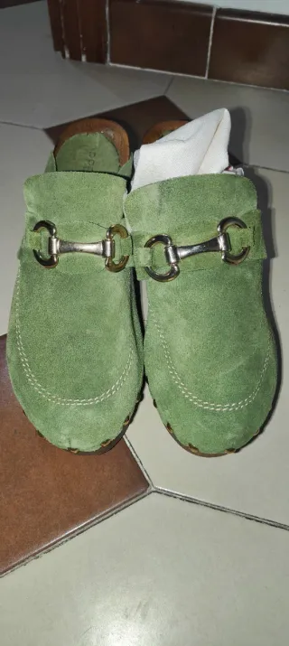 Sandali verdi con fibbia dorata