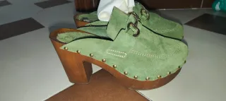 Sandali verdi con fibbia dorata