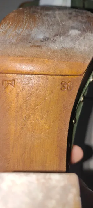 Sandali verdi con fibbia dorata