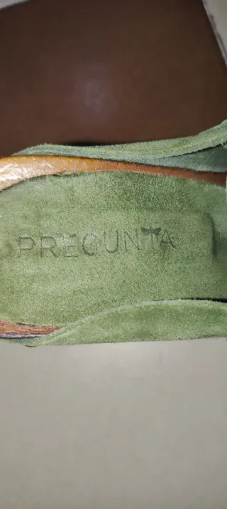 Sandali verdi con fibbia dorata