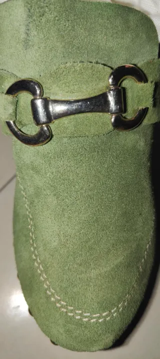 Sandali verdi con fibbia dorata