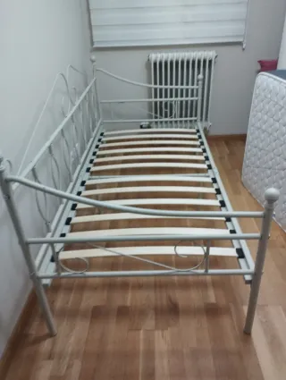 Diván de forja color beig con somier y colchon