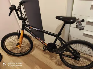 Bicicleta BMX infantil