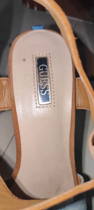 Sandali Guess tacco marrone e blu