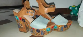 Sandali Guess tacco marrone e blu