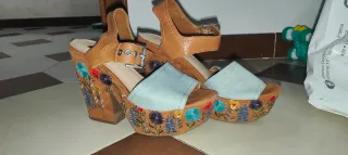 Sandali Guess tacco marrone e blu