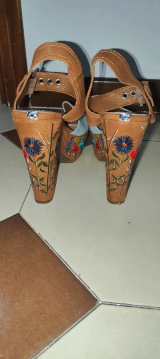 Sandali Guess tacco marrone e blu