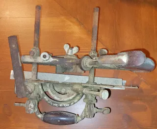 Cepillo combinado antiguo para carpintería