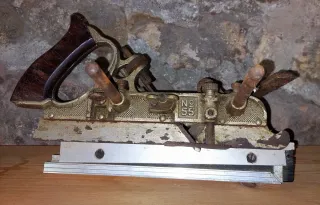 Cepillo combinado antiguo para carpintería