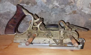 Cepillo combinado antiguo para carpintería