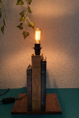 Lámpara de mesa libros vintage