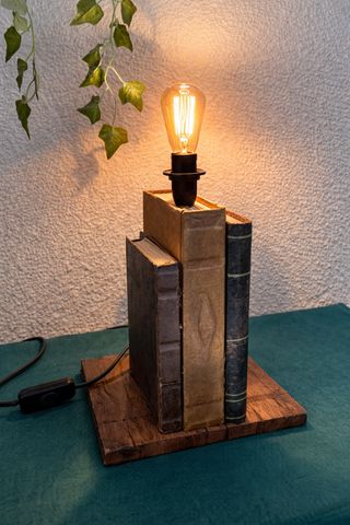 Lámpara de mesa libros vintage
