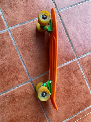 Monopatín naranja