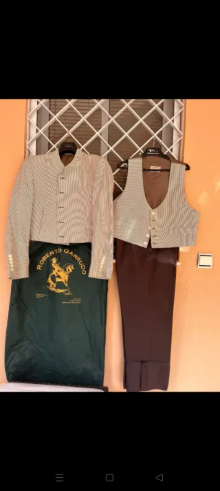 Traje corto Roberto Garrudo marrón y beige