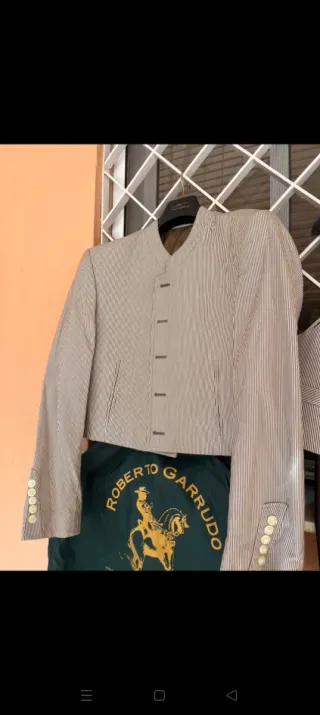 Traje corto Roberto Garrudo marrón y beige