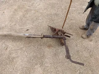 Arado antiguo de madera y metal