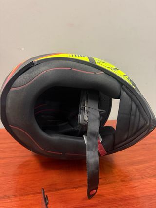 Casco AGV amarillo y negro