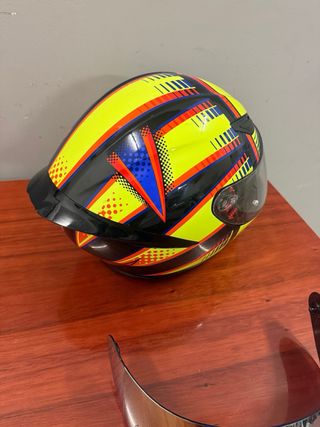 Casco AGV amarillo y negro