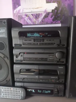 Equipo de música Kenwood con altavoces