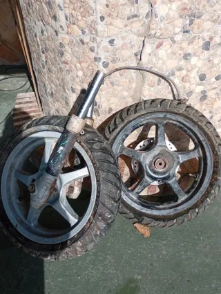 2 Llantas Aerox con Suspensión y Freno