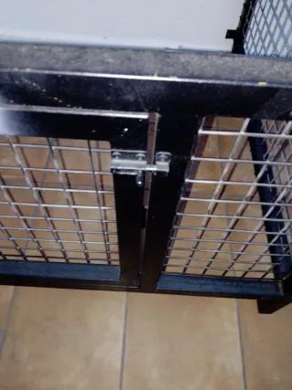 Jaula fuerte y resistente para mascotas negra.