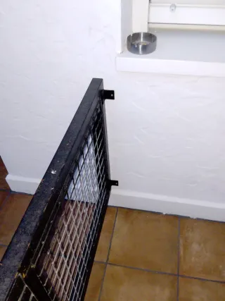 Jaula fuerte y resistente para mascotas negra.