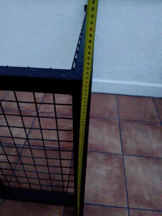 Jaula fuerte y resistente para mascotas negra.