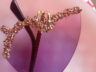 Gafas de sol moradas con detalles dorados