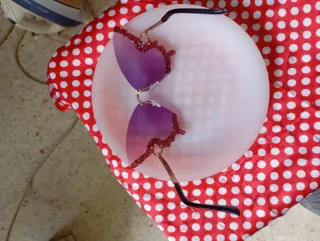 Gafas de sol moradas con detalles dorados