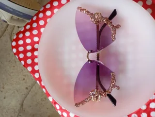 Gafas de sol moradas con detalles dorados