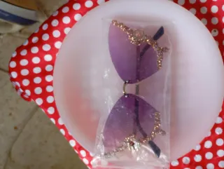 Gafas de sol moradas con detalles dorados