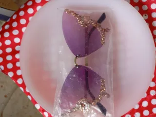 Gafas de sol moradas con detalles dorados