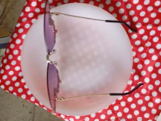 Gafas de sol moradas con detalles dorados