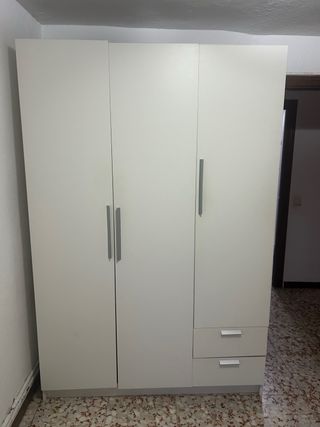Armario blanco con cajones