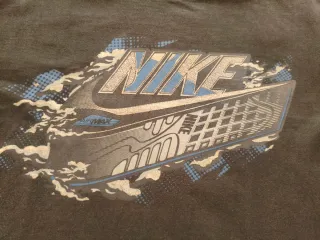 Camisa cuadros azul y camiseta Nike