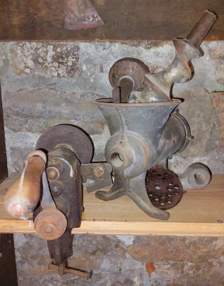 Picadora de carne antigua