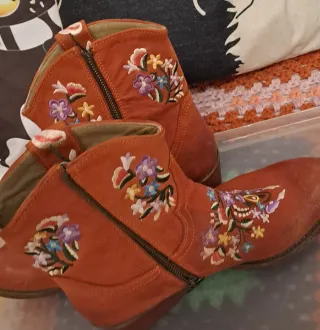 Stivaletti donna ricamati