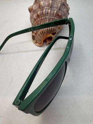 Occhiali da sole verdi e neri