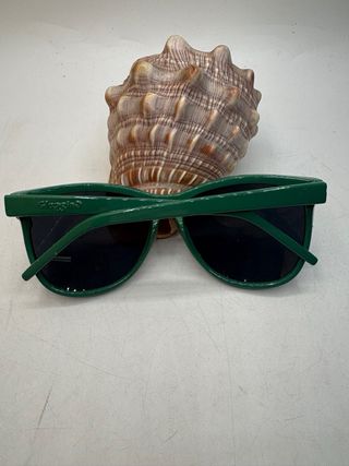 Occhiali da sole verdi e neri