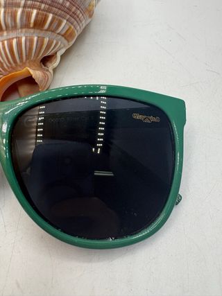 Occhiali da sole verdi e neri