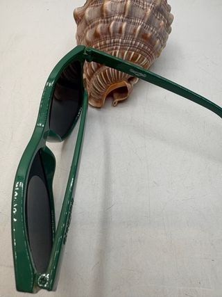 Occhiali da sole verdi e neri