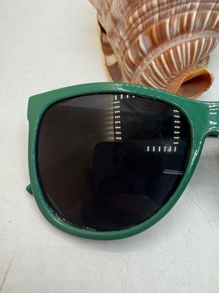 Occhiali da sole verdi e neri