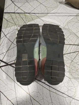 Zapatillas deportivas multicolor y blancas