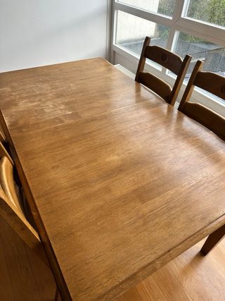 Mesa de comedor de madera