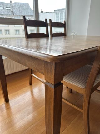 Mesa de comedor de madera