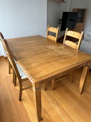 Mesa de comedor de madera